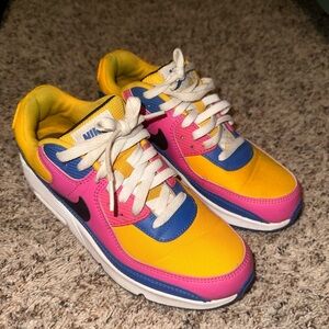 Nike shoe- size 6 YOUTH (can fit a size 7.5/8 woman).